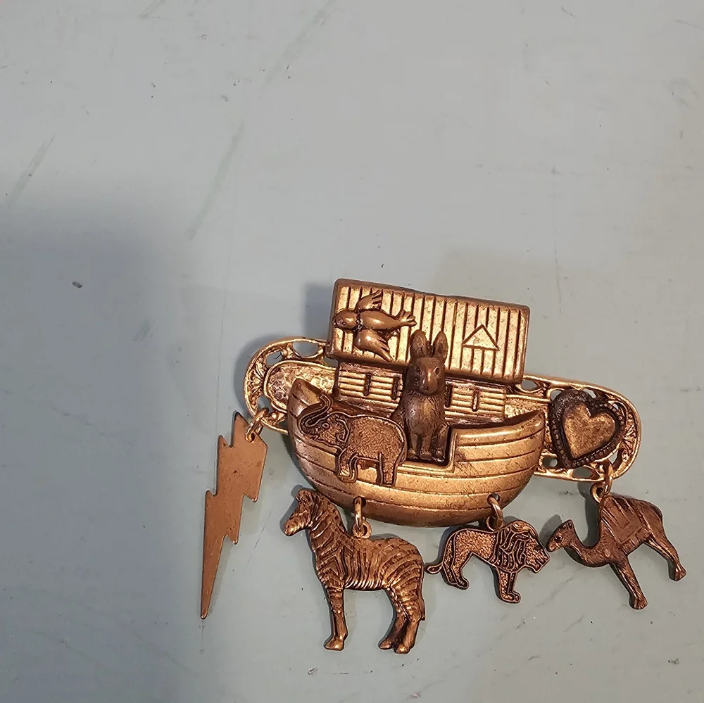 Vintage metal Noah's Ark pin